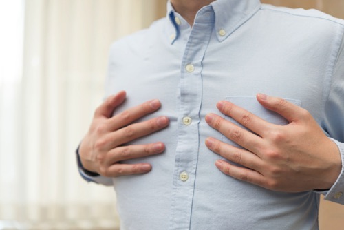 男性で胸が大きくなる女性化乳房とは？原因・見分け方・治し方を紹介